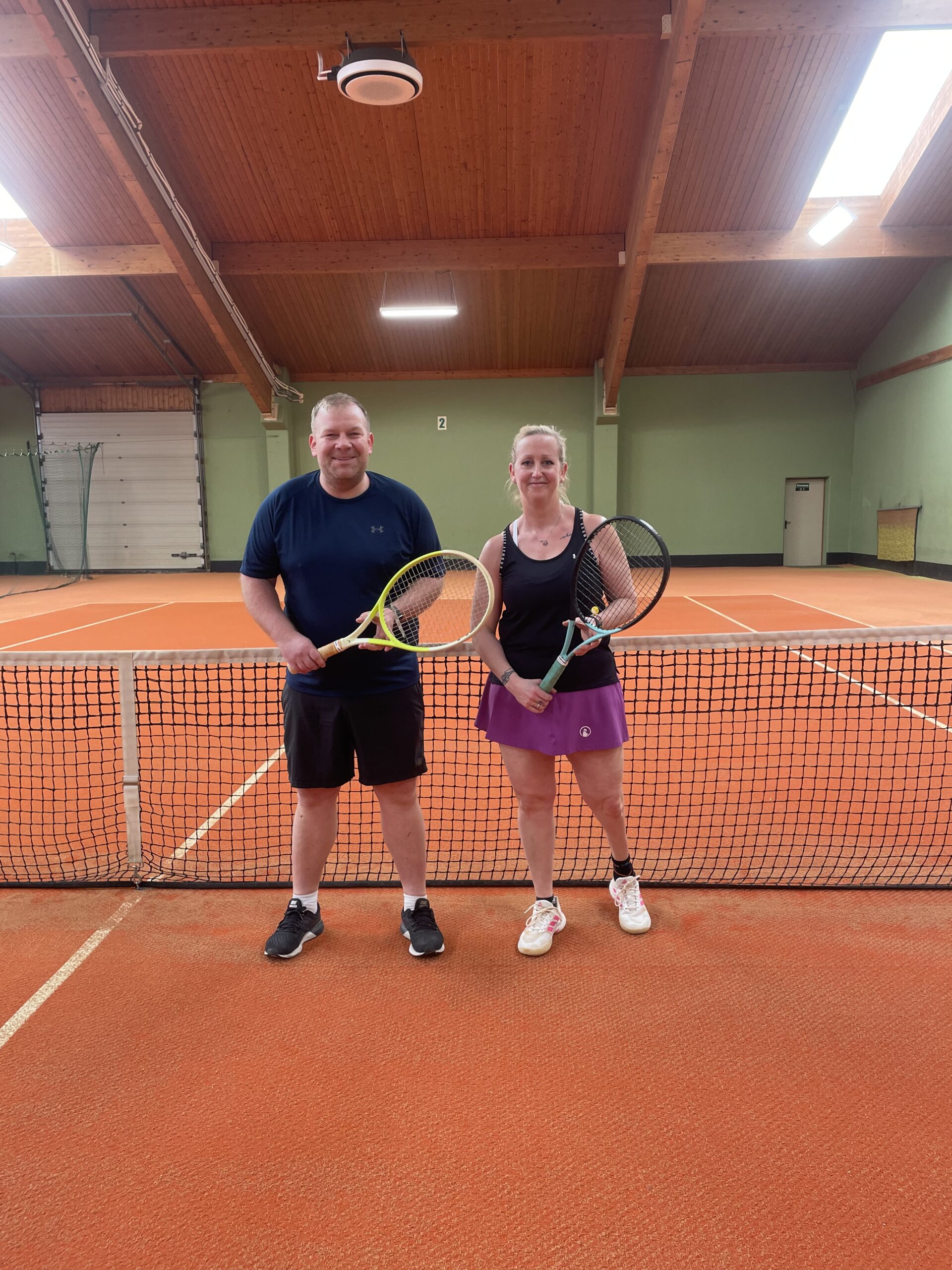 Tennisspieler/innen beim Mixed Doppel in der TPE Arena Ober-Grafendorf