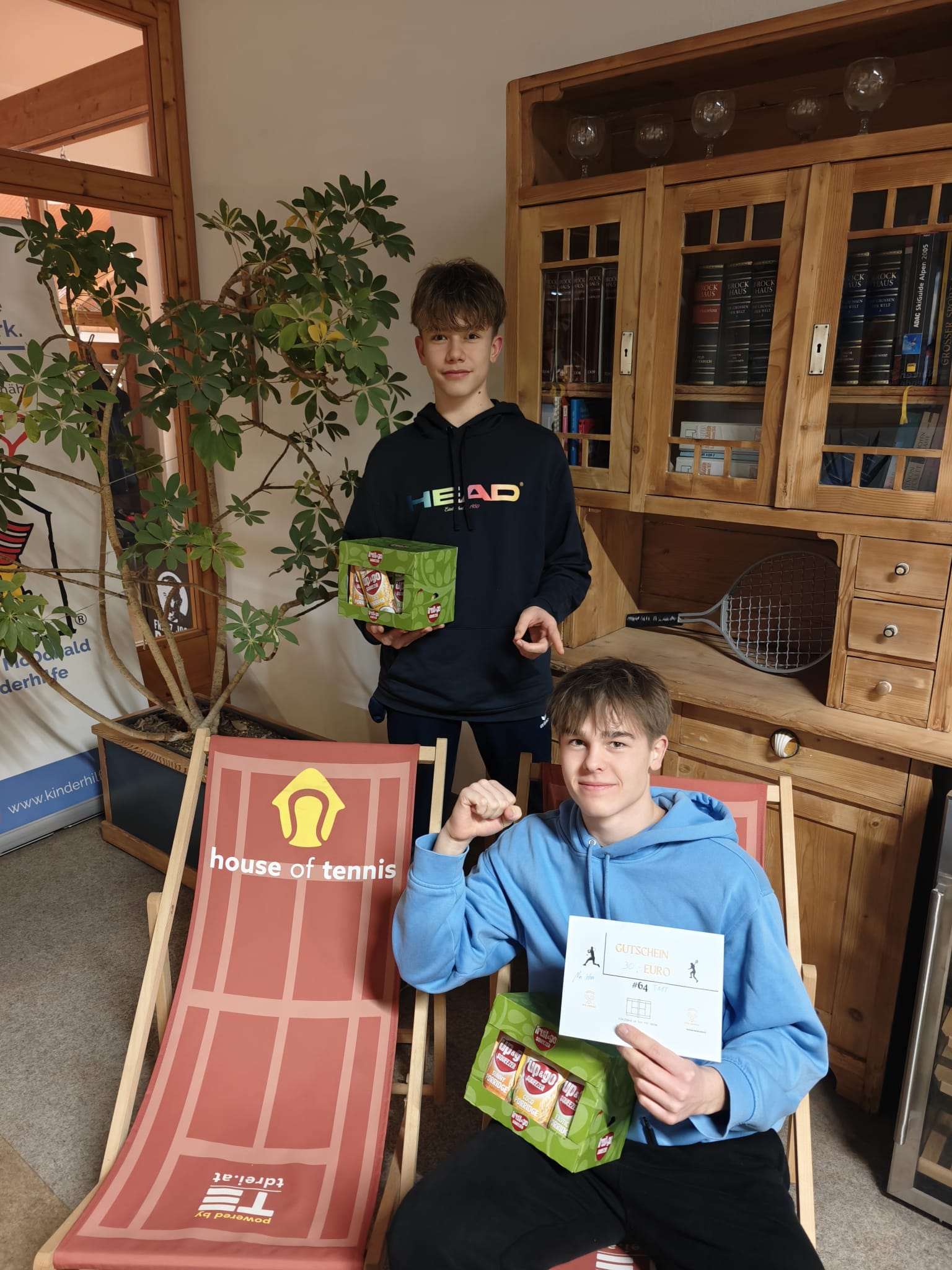 Samuel und Simon die jungen Sieger bei der Tennis Meister Tour beim Siegerfoto mit house of tennis Liegestehl und Bio Squeezer von den Sponsoren