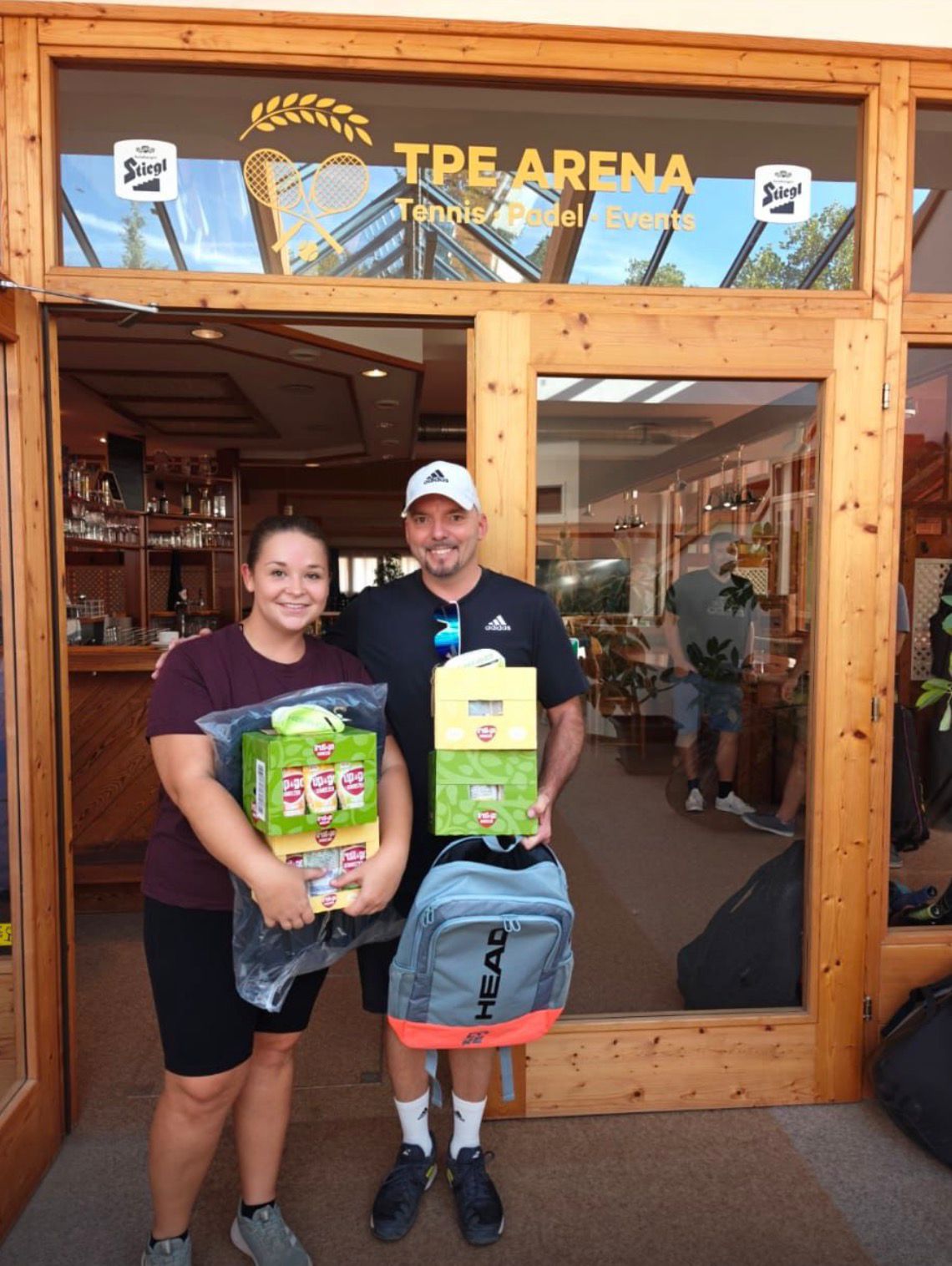 Celine Mitterböck und Thomas Böck vor der TPE Arena mit Sachpreisen